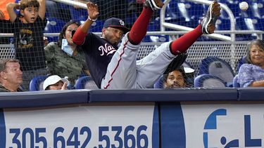 El torpedero de los Nacionales, el venezolano Alcides Escobar, cae en las gradas en su intento por capturar una pelota de foul del dominicano Jesús Sánchez, de los Marlins de Miami, en la octava entrada de un partido en Miami,&nbsp;
