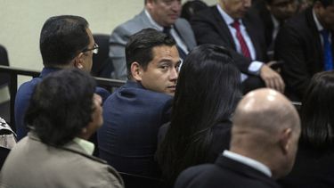 Jose Manuel Morales, hijo del presidente Jimmy Morales, mira por encima de su hombro en una corte en Ciudad de Guatemala el lunes 19 de agosto de 2019.