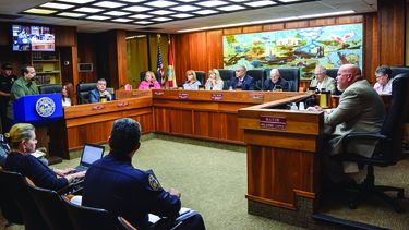 Ante la inminencia de los comicios municipales en Sweetwater, la batalla por las posiciones en la Comisión se agudiza.