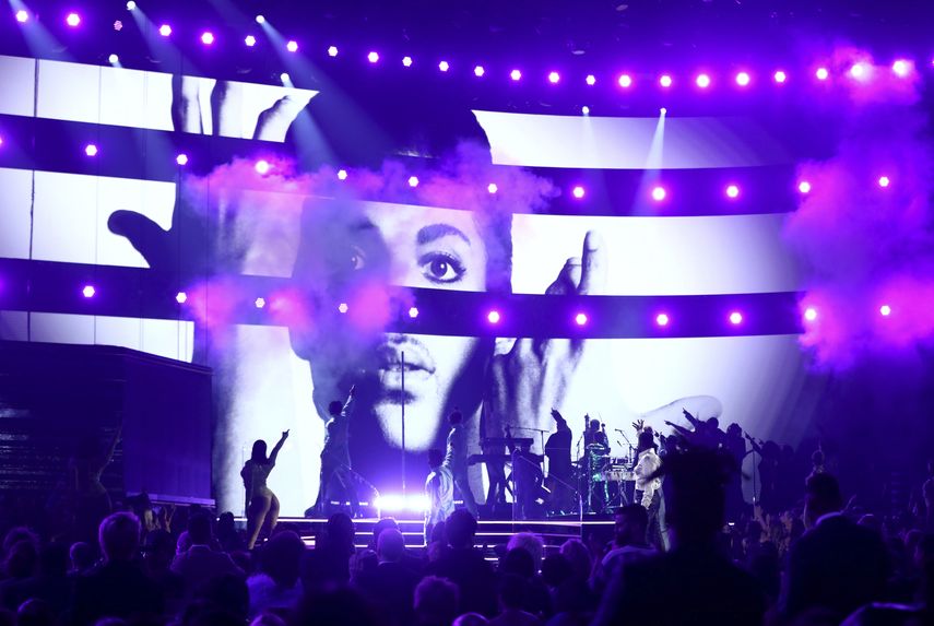 Usher canta en un homenaje a Prince durante la entrega de los premios Grammy