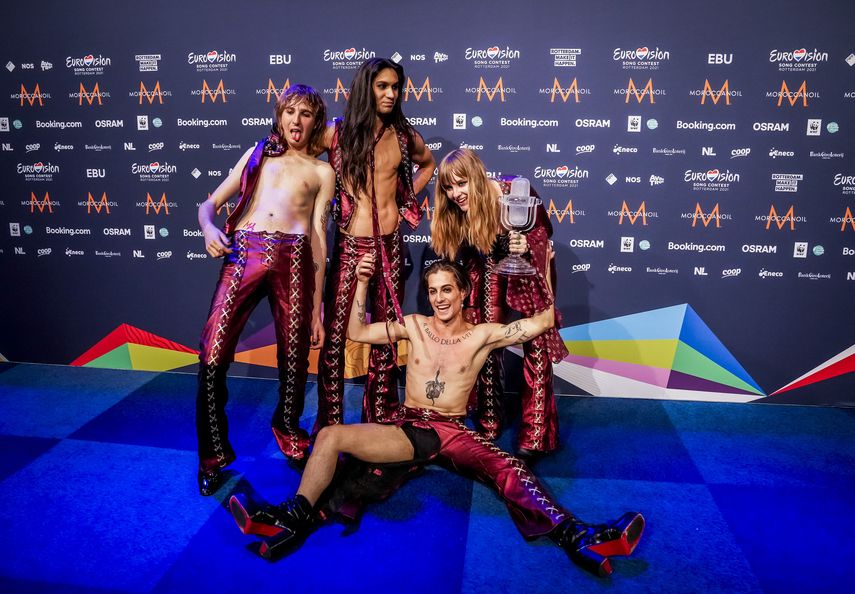 El grupo italiano Maneskin posa con su trofeo al final de una conferencia de prensa tras ganar la final del 65 Festival de la Canción de Eurovisión. Según un test, uno de los integrantes de la agrupación no se drogó durante el evento.