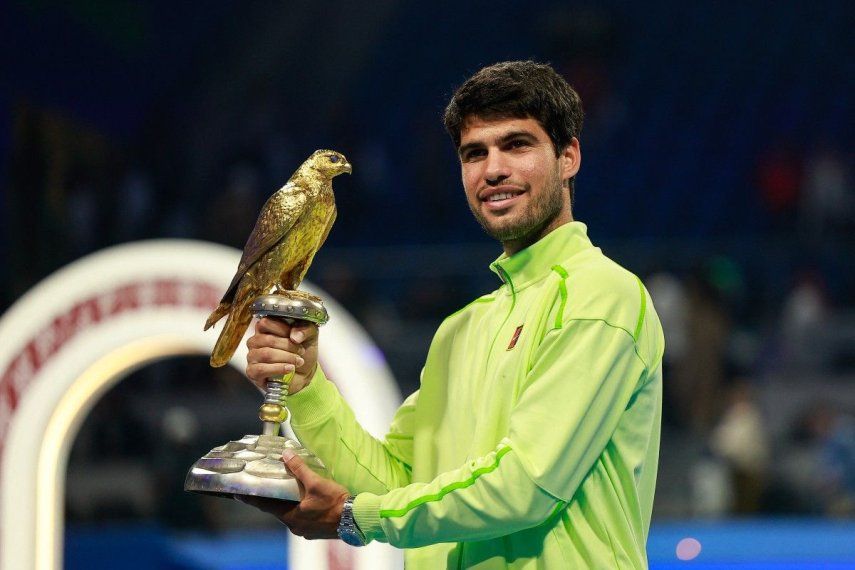El español Carlos Alcaraz celebra con el trofeo tras ganar su final individual masculina contra el francés Arthur Fils en el torneo de tenis Abierto de Qatar en Doha el 21 de febrero de 2026.&nbsp;