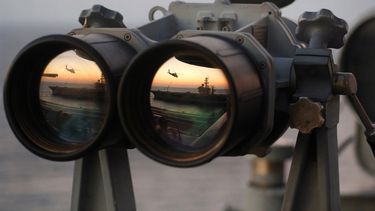 EEUU lanza disparos de advertencia a barcos iraníes