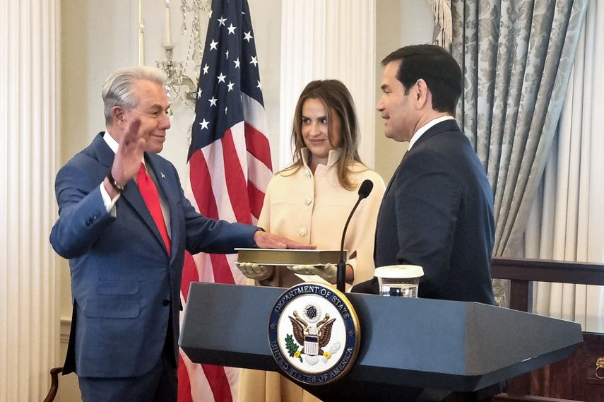 Fotografía divulgada por la Embajada de España en Estados Unidos en su cuenta de la red social X (@SpainInTheUSA) donde aparece Benjamin León Jr. (i) juramentando como nuevo embajador de Estados Unidos en España&nbsp;