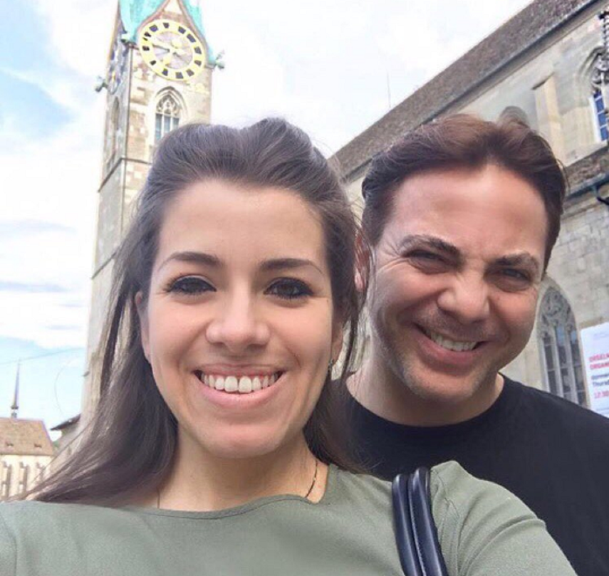 El cantante Cristian Castro junto a su esposa Carol Victoria Urban en su luna de miel en Suiza.&nbsp;
