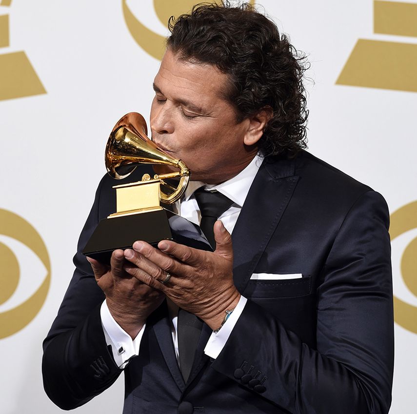 Carlos Vives besa el gramófono dorado que recibió con Más corazón profundo en la categoría de Mejor álbum tropical. (AP)