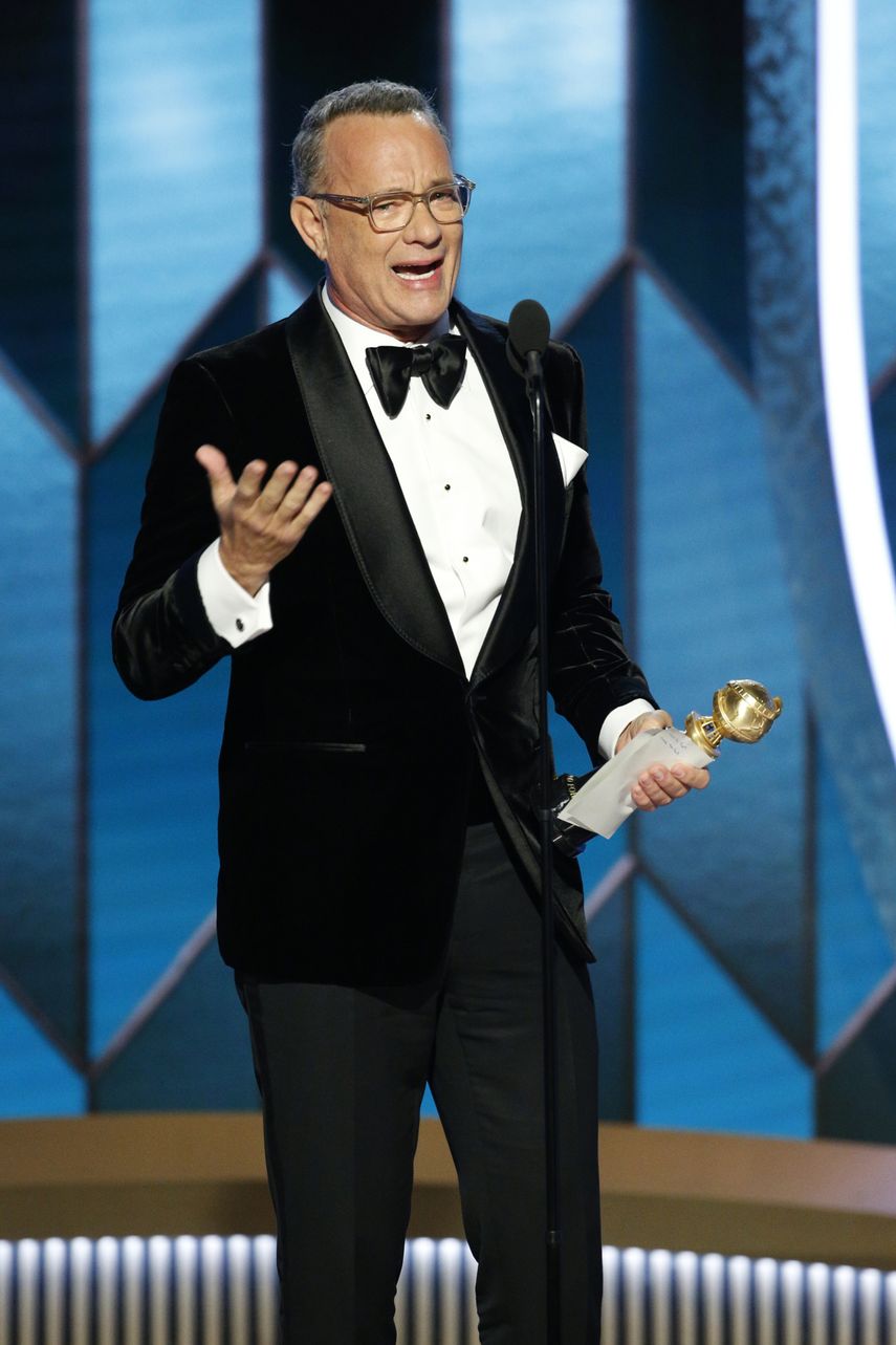 En esta imagen difundida por NBC, Tom Hanks recibe el Premio Cecil B. DeMille a la Trayectoria durante la ceremonia de los Globos de Oro.