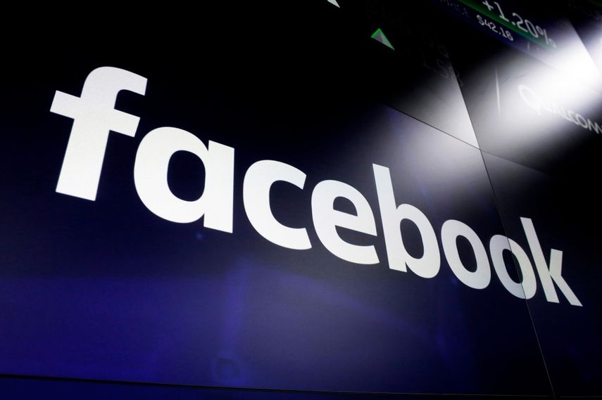 El logotipo de la gigante de las redes sociales Facebook aparece en varias pantallas en el MarketSite de Nasdaq en Times Square, en Nueva York.