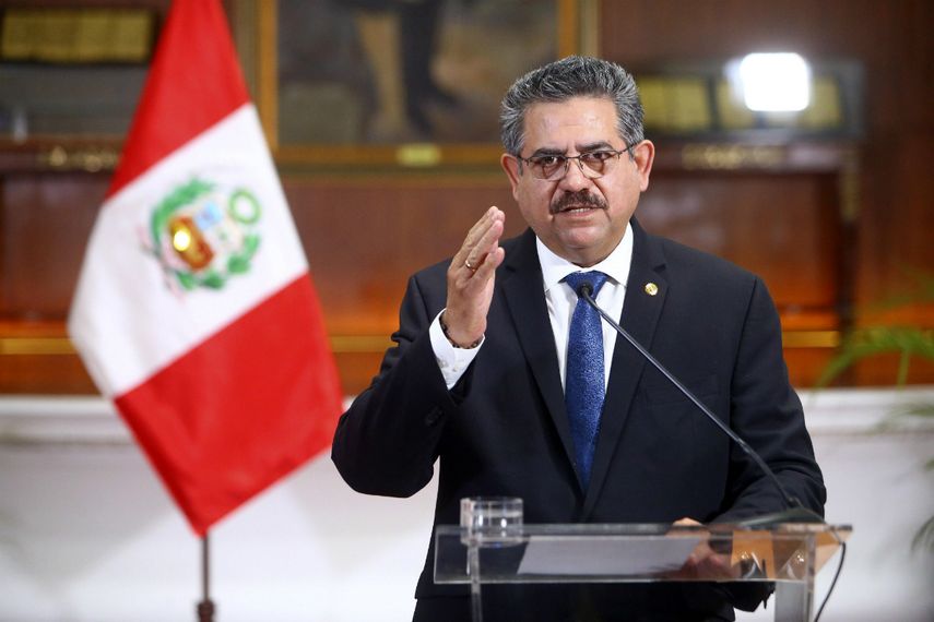 El presidente interino de Perú, Manuel Merino, anuncia su renuncia en un discurso televisado desde el Palacio Presidencial en Lima, Perú, el domingo 15 de noviembre de 2020. Merino renunció luego de las protestas masivas desatadas luego que el Congreso destituyó al presidente Martín Vizcarra.