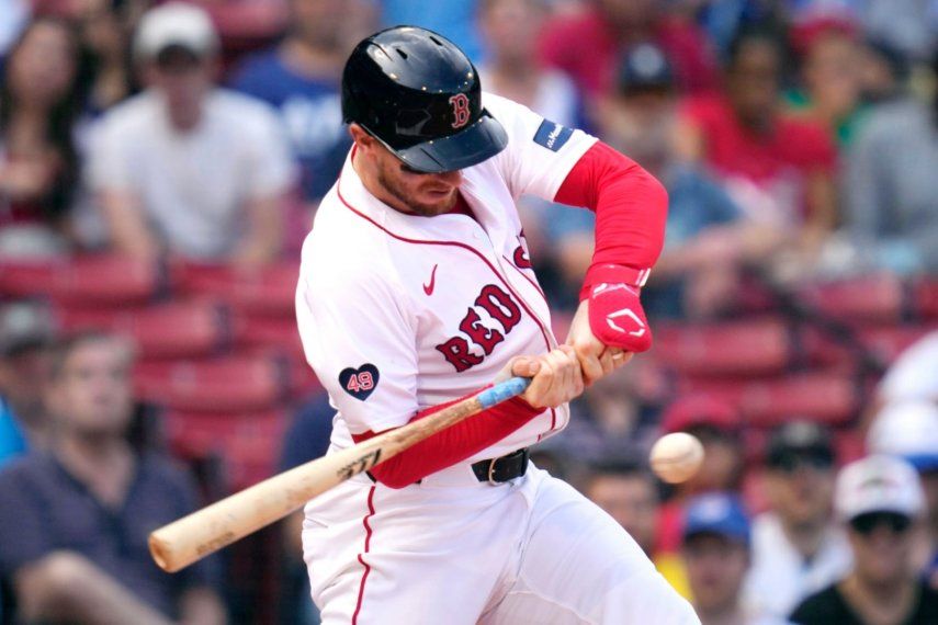 Danny Jansen de los Medias Rojas de Boston batea ante los Azulejos de Toronto, el lunes 26 de agosto de 2024, en Boston.&nbsp;