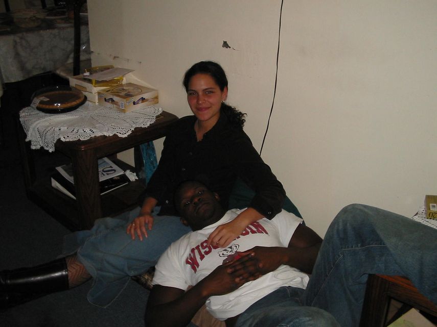 Brian Flores, con su esposa Jenny, en un momento de reposo.