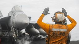 Un caza bombardero estadounidense del portaviones Abraham Lincoln que continúa sus operaciones aéreas contra objetivos militares en Irán mientras navega en aguas regionales.