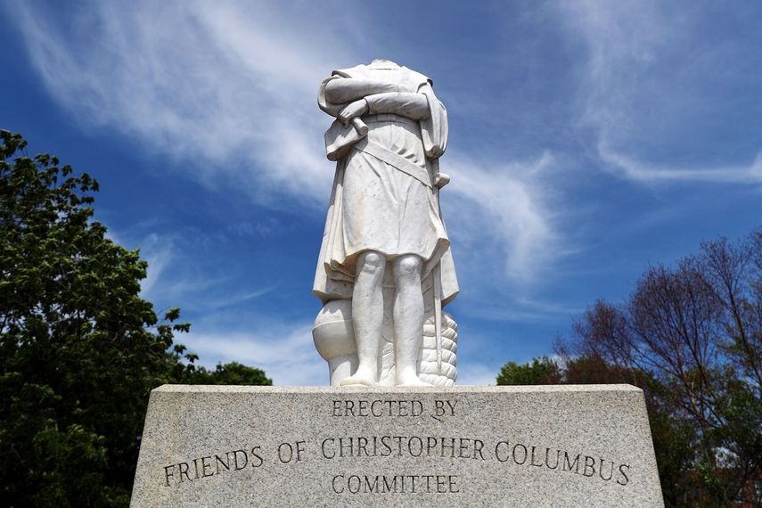 Estatua de Col&oacute;n decapitada en Los &Aacute;ngeles