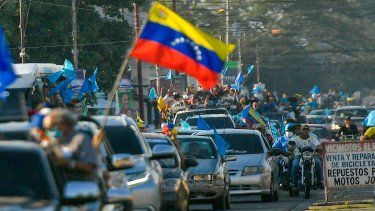 Electores del candidato opositor en Barinas, Sergio Garrido, participaban en un acto electoral previo a las elecciones del pasado 6 de enero.