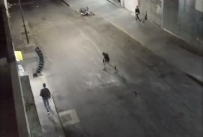 &nbsp;Actividad militar y hombres con armas largas cerca del Palacio de Miraflores, el lunes 5 de enero, alrededor de las 7:30pm.&nbsp;