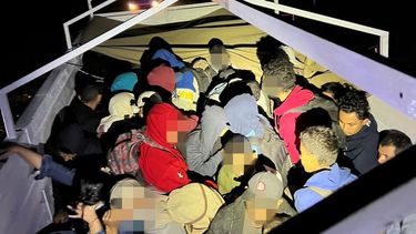 266 migrantes hacinados en los doble fondos de tres camiones en el norte de México.