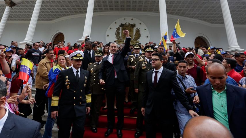 El vicepresidente venezolano, Tarek El Aissami (c), se presentó en las instalaciones del Poder Legislativo&nbsp;sin notificar a las autoridades del Parlamento y desde allí convocó a los oficialistas. El hecho terminó con varios diputados heridos, tras el ataque de los simpatizantes del chavismo.