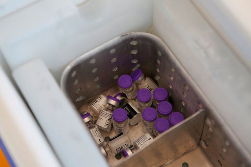 Dosis de la vacuna contra COVID-19 están en una hielera antes de ser administradas a trabajadores de la salud en la base militar de Querétaro, México.