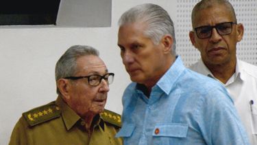 Los dictadores cubanos Raúl Castro y Miguel Díaz-Canel, asistiendo a una sesión del Parlamento cubano en La Habana el 16 de julio de 2025.