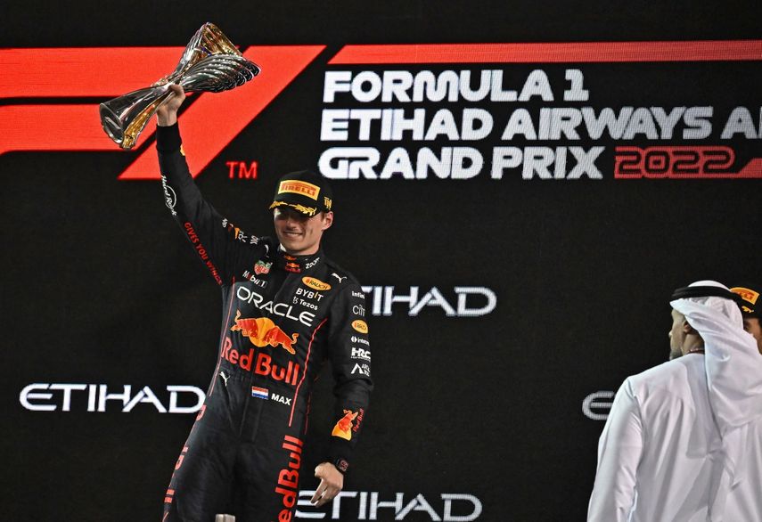 El neerlandés Max Verstappen celebra con la copa del Gran Premio de Abu Dabi