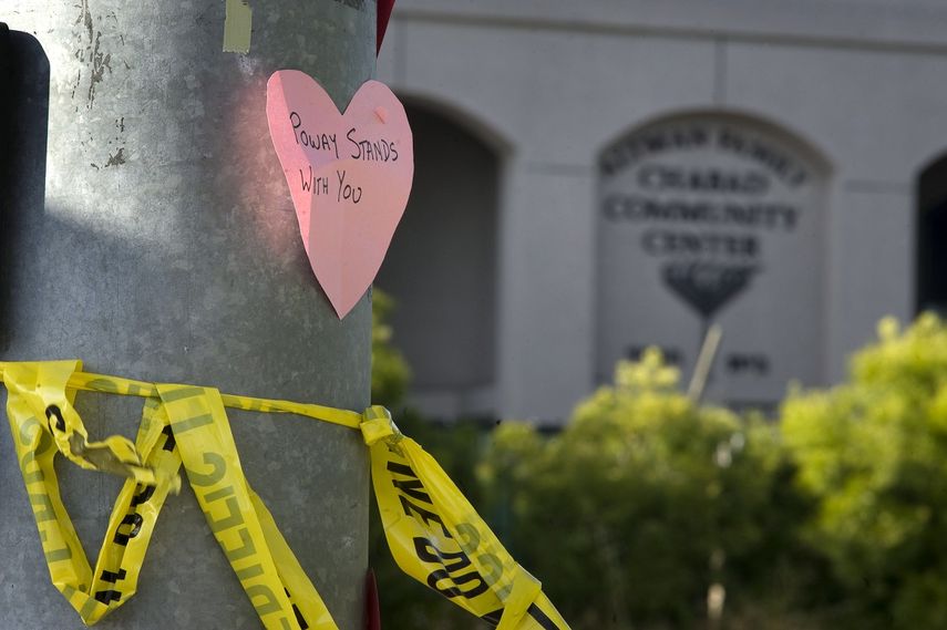 Tras el tiroteo del sábado en una sinagoga de la ciudad de Poway, en California, los residentes del lugar ha dejado varios mensajes de apoyo a las víctimas y sus familiares.