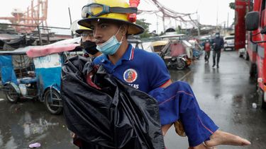 Un rescatista lleva en brazos a un niño enfermo durante la evacuación de una población costera en Manila, Filipinas, el domingo 1 de noviembre de 2020. Un súpertifón arremetió contra el este de Filipinas. En torno a un millón de personas fueron evacuadas.