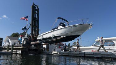 Un bote es sacado del agua previo a la llegada del huracán Lee en la marina de York, Maine, el jueves 14 de septiembre de 2023. 