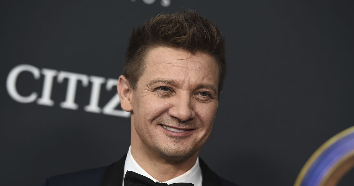 Jeremy Renner hace aparición sorpresa en los Peoples Choice Awards 2024