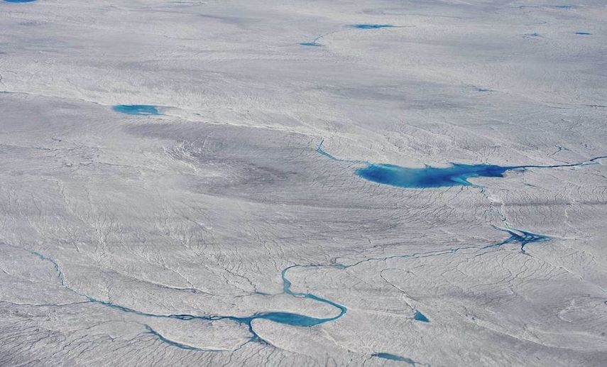 Estanques de deshielo en el margen de la capa de hielo de Groenlandia, vuelo a Kangerlussuaq, finales de junio de 2012.