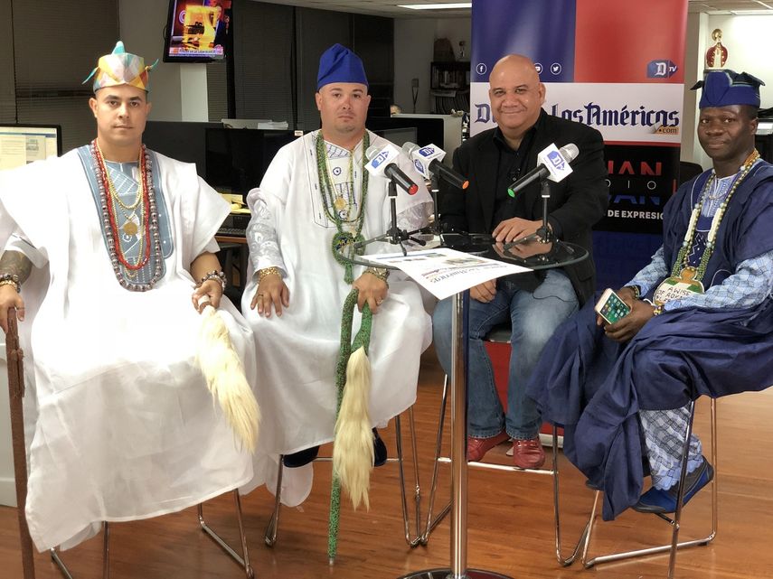 Juan Juan Almeida entrevista a sacerdotes de Ifá y hablan de religión yoruba.