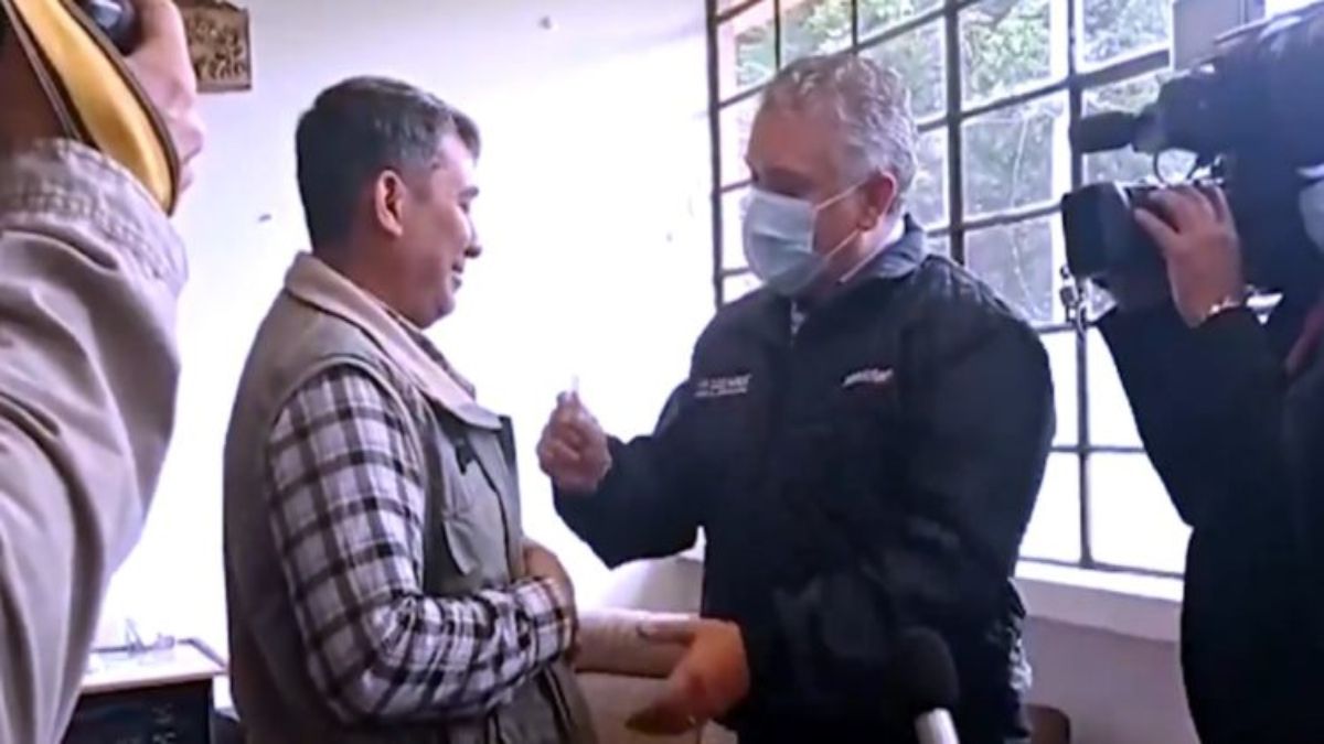 El presidente de Colombia, Iván Duque, entrega la primera tarjeta del Permiso de Protección Temporal de Migrantes a un ciudadano venezolano que reside en ese país. El presidente de Colombia, Iván Duque, entrega la primera tarjeta del Permiso de Protección Temporal de Migrantes a un ciudadano venezolano que reside en ese país.