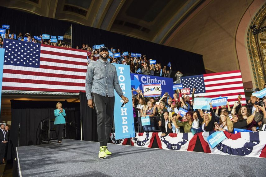 LeBron James fue uno de los últimos deportistas en manifestar su apoyo públicamente a Clinton.