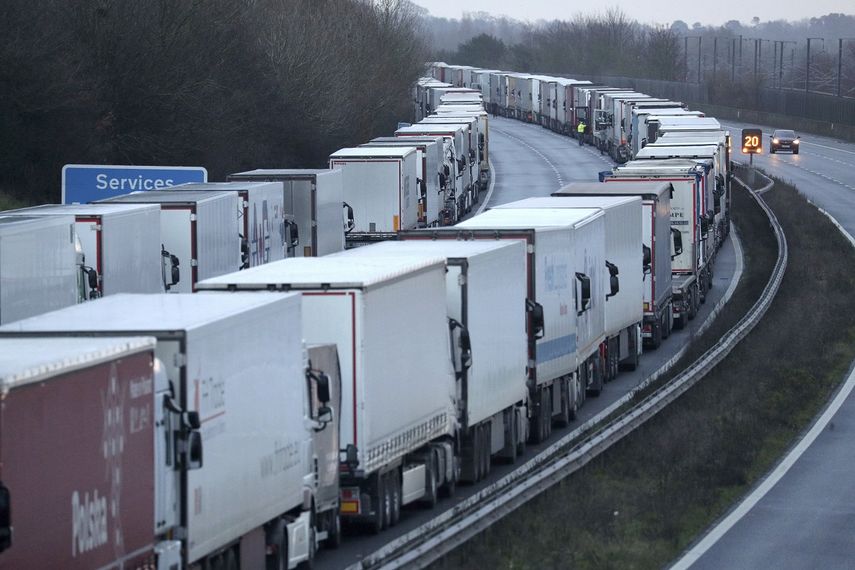 Camiones estacionados a lo largo de la autopista M20, donde se ha detenido el tráfico de mercancías mientras permanezca cerrado el puerto de Dover, en Ashford, Kent, Inglaterra, el martes 22 de diciembre de 2020.&nbsp;