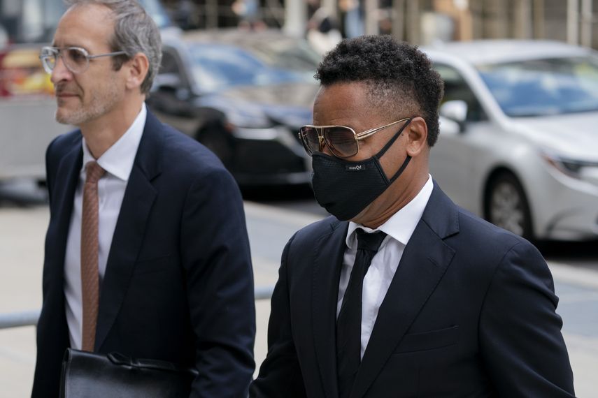 El actor Cuba Gooding Jr., a la derecha, llega a la corte penal de Nueva York para una audiencia sobre su caso de violencia sexual, el lunes 18 de octubre de 2021.