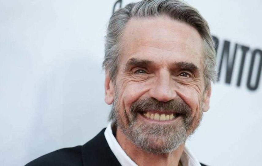 Irons financió su formación vendiendo antigüedades.