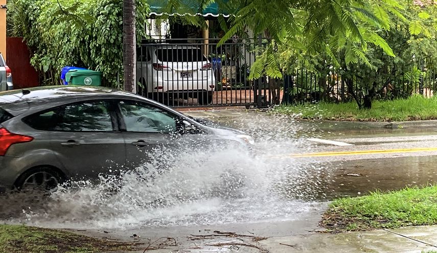Inundaciones en calles de Miami, por la persistente lluvia.