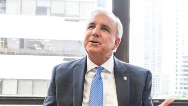 El alcalde de Miami-Dade, Carlos Giménez, durante una visita a las instalaciones de DLA.