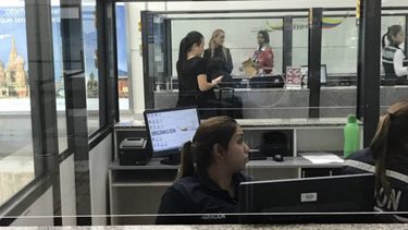 En el video se ve a Tintori con una maleta junto a varios controles de la terminal aérea.
