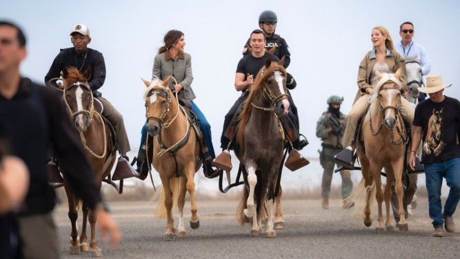 La Secretaria de Seguridad Nacional de EEUU, Kristi Noem, y el Presidente de Ecuador, Daniel Noboa, montan a caballo en la Base Aérea Ulpiano Páez en Salinas, Ecuador, el 5 de noviembre de 2025.