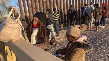 Una mujer cubana y su hija esperan en fila para ser llevadas a una furgoneta de la Patrulla Fronteriza de Estados Unidos oara su procesamiento en Yuma, Arizona, el 6 de febrero del 2022. 