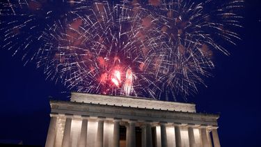 En imagen de archivo del 4 de julio de 2019, un espectáculo de fuegos artificiales puede observarse sobre el Monumento a Lincoln, en Washington. 