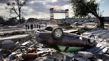 Miembros de la Autoridad de Recuperación de Luisiana recorren la zona del Lower 9th Ward de Nueva Orleans el miércoles 26 de octubre de 2005, luego de que gran parte de esa región quedó destruida al romperse el dique en el Canal Industrial durante los huracanes Katrina y Rita.&nbsp;