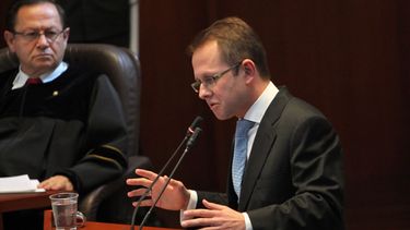 Arias quedó detenido inmediatamente después de concluir la audiencia, pues el juez considero que existe riesgo de fuga.