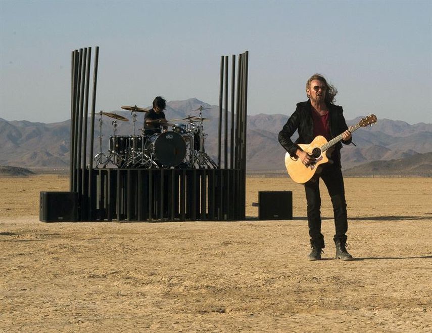 Los miembros del grupo Maná durante la grabación de un videoclip de su último disco Cama Incendiada, en el desierto de Mojave, en Victorville, California. (EFE)