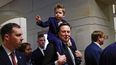 El multimillonario Elon Musk y su hijo montado sobre sus hombros durante su visita hace semanas al Capitolio en Washington.