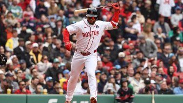 Willson Contreras #40 de los Medias Rojas de Boston lanza su bate tras ser elevado durante la cuarta entrada contra los Detroit Tigers en Fenway Park el 20 de abril de 2026 en Boston, Massachusetts.