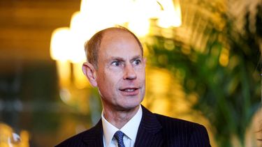 El príncipe Eduardo de Gran Bretaña, duque de Edimburgo, reacciona mientras observa una exposición especial de artículos relacionados con Alemania de la Colección Real, en el Salón Verde del Castillo de Windsor, en Windsor, el 3 de diciembre de 2025, el primer día de una visita de estado de tres días del presidente alemán.