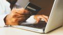 Millones de personas hacen sus comprar por Internet. Millones de personas hacen sus comprar por Internet.