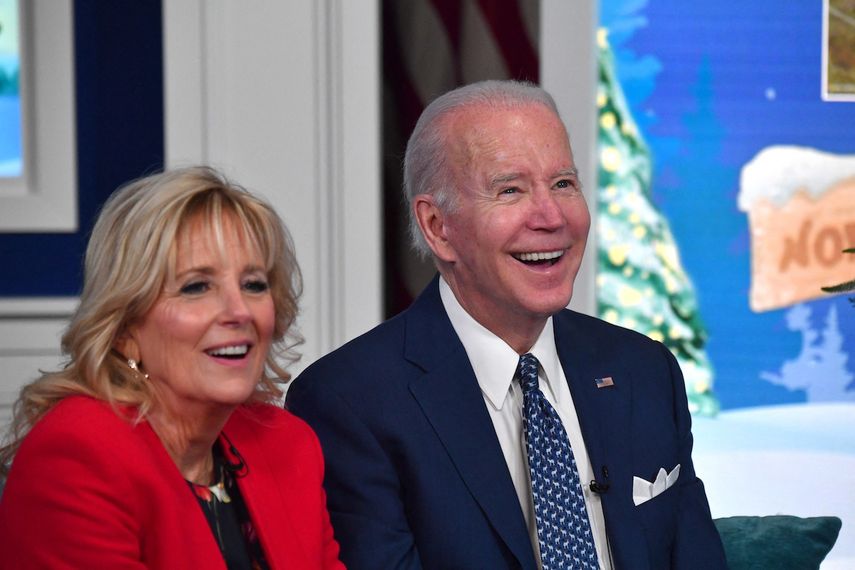 El presidente estadounidense Joe Biden y la primera dama Jill Biden hablan con NORAD (Comando de Defensa Aeroespacial de América del Norte) desde el Auditorio Sur de la Casa Blanca en Washington, DC, mientras NORAD rastrea los viajes de Santa Claus por todo el mundo entregando regalos el 24 de diciembre de 2021.