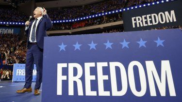 El gobernador de Minnesota y candidato demócrata a la vicepresidencia, Tim Walz, habla durante un mitin de campaña en el Fiserv Forum en Milwaukee, Wisconsin, el 20 de agosto de 2024.&nbsp; 